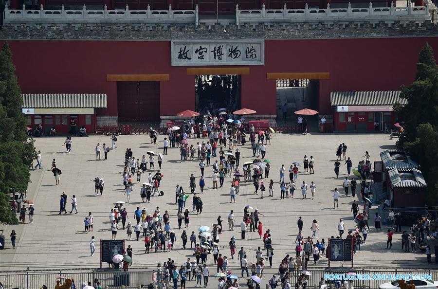 Turistas visitam Museu do Palácio durante Festival do Barco-Drag?o