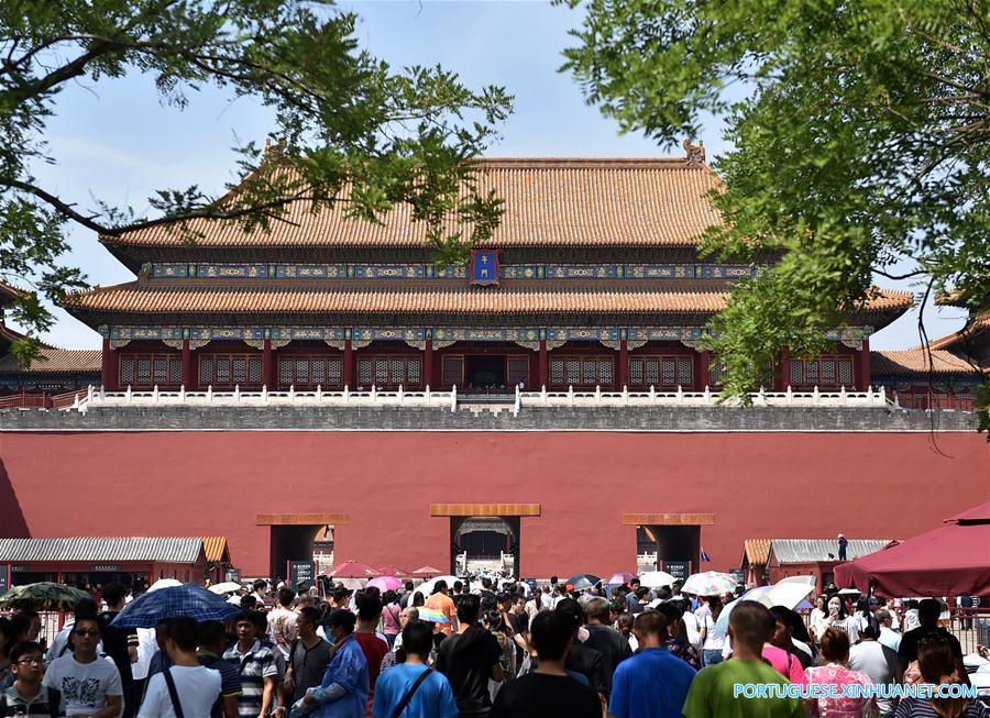 Turistas visitam Museu do Palácio durante Festival do Barco-Drag?o