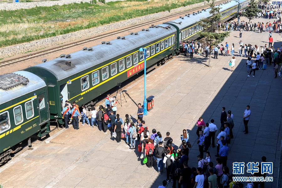 Trem especial transporta alunos para local de exame vestibular