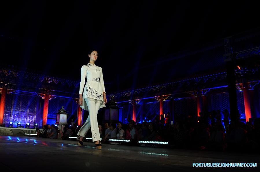 Cria??es do bordado de Suzhou s?o apresentadas em Beijing