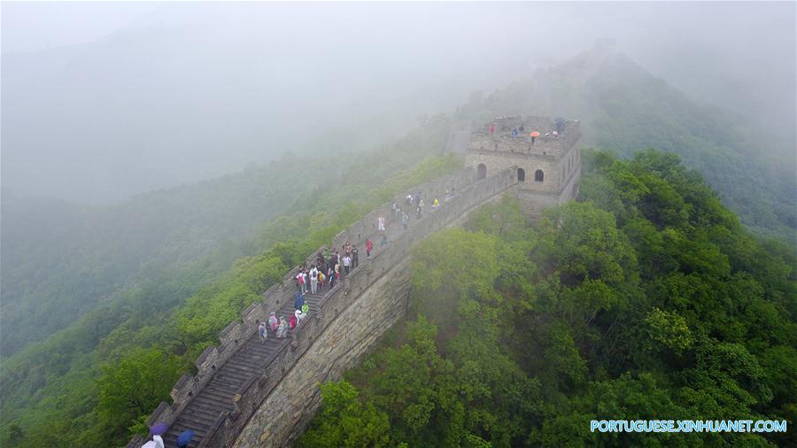 Pessoas visitam a se??o de Mutianyu da Grande Muralha em dia nublado