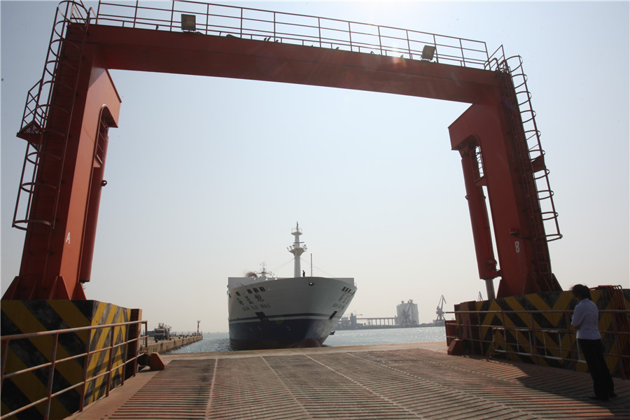 Navio de passageiros e cargas fabricado na China embarca em viagem inaugural