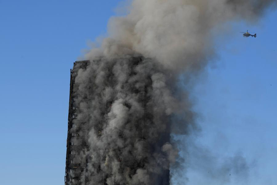 Incêndio atinge edifício de 27 andares em Londres