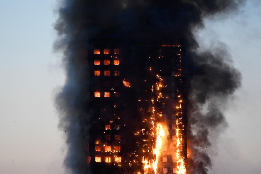 Incêndio atinge edifício de 27 andares em Londres