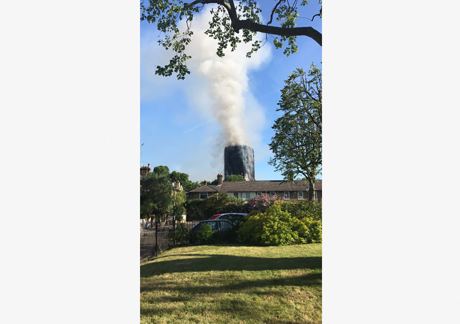 Incêndio consome edifício residencial em Londres e deixa 12 mortos