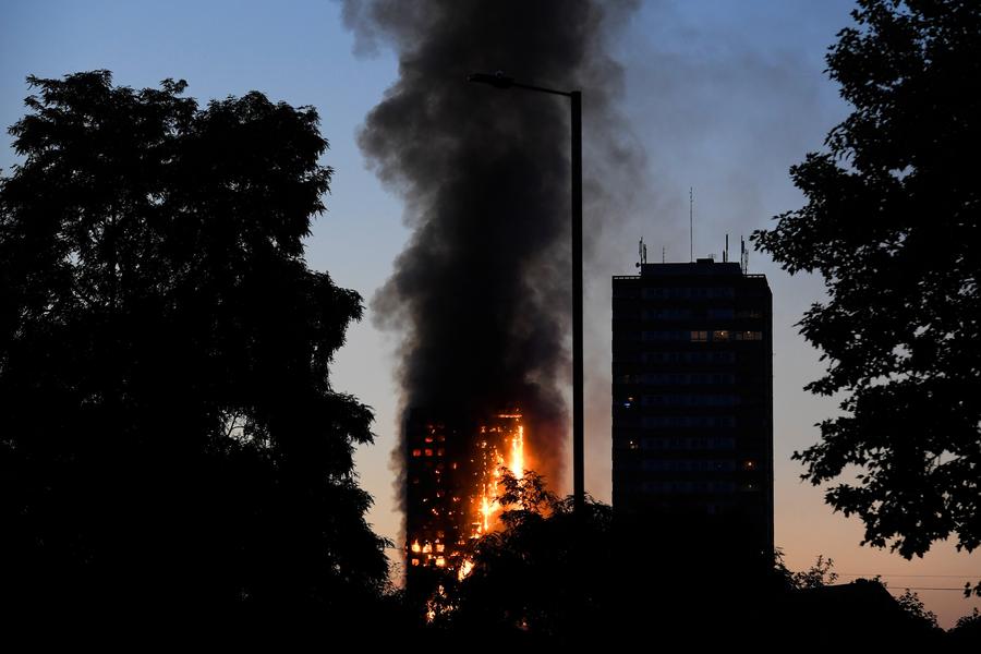 Incêndio consome edifício residencial em Londres e deixa 12 mortos