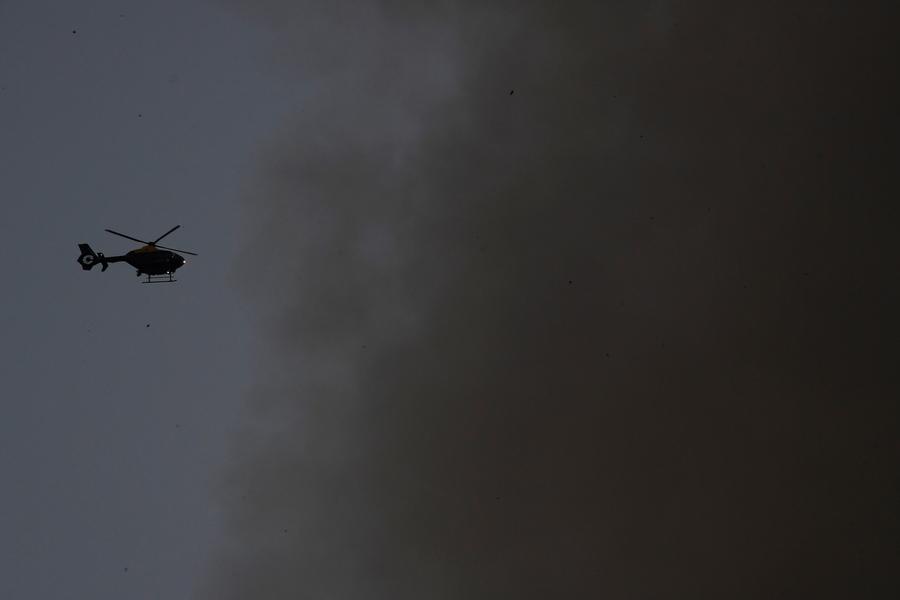 Incêndio consome edifício residencial em Londres e deixa 12 mortos