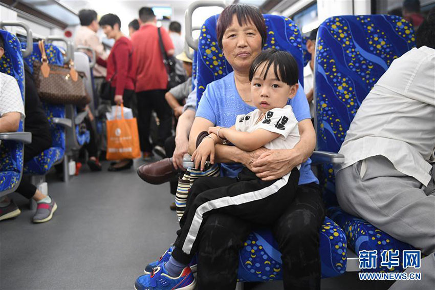 Primeiro trem interurbano de 160km/h da China inicia opera??es de teste