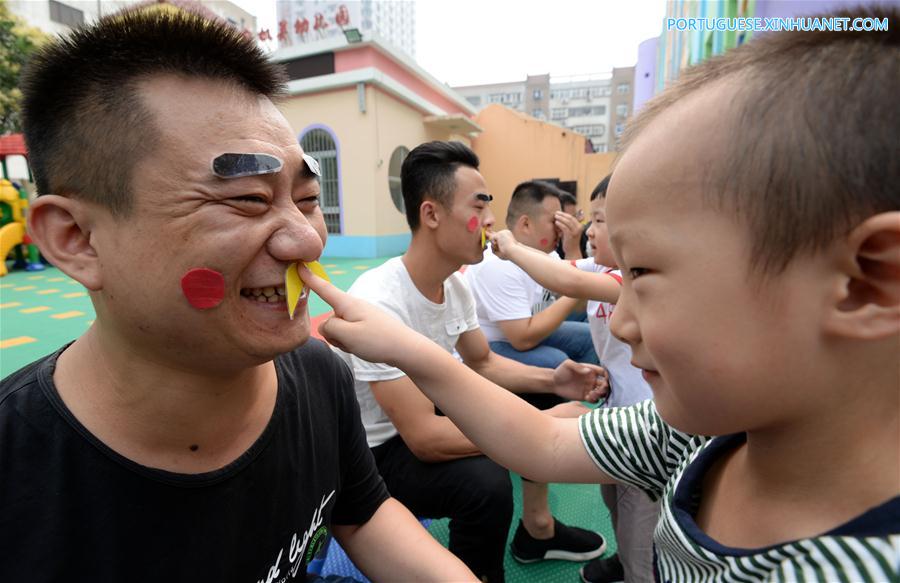 Crian?as fazem homenagens aos pais ao redor da China