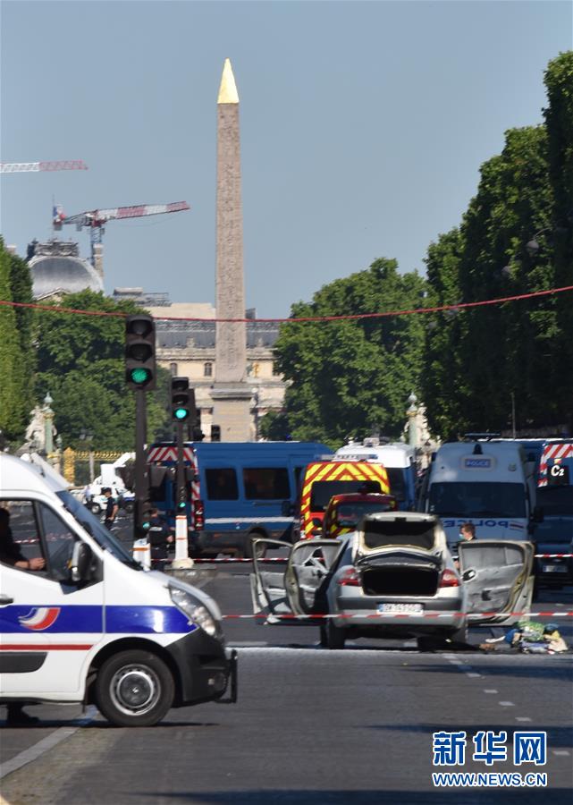 Carro com explosivos colide com veículo policial em Paris