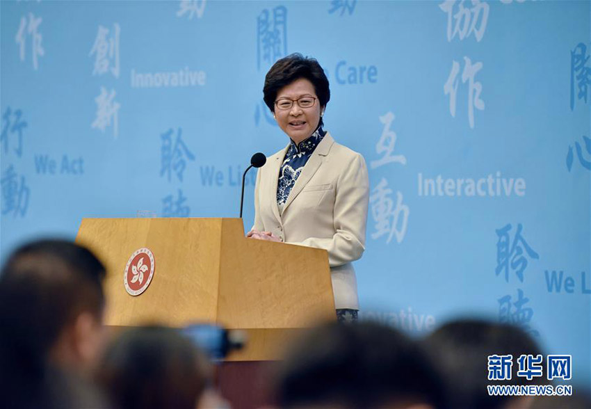 Chefe do Executivo do quinto mandato da Regi?o Administrativa Especial de Hong Kong (RAEHK) Lam Cheng Yuet-ngor responde perguntas durante coletiva de imprensa em Hong Kong, a 21 de junho de 2017.