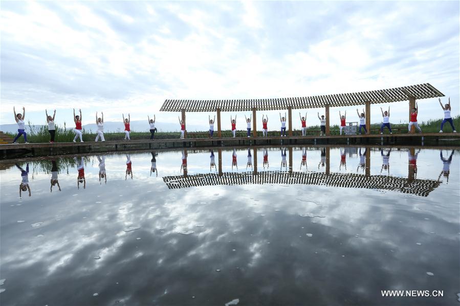 Praticantes e f?s celebram Dia Internacional do Ioga por toda a China