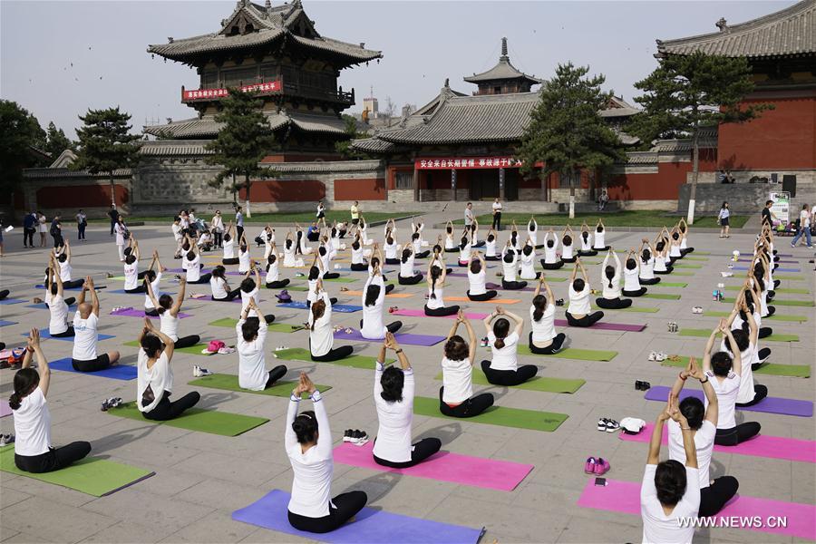 Praticantes e f?s celebram Dia Internacional do Ioga por toda a China