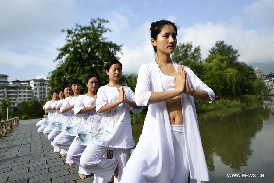 Praticantes e f?s celebram Dia Internacional do Ioga por toda a China