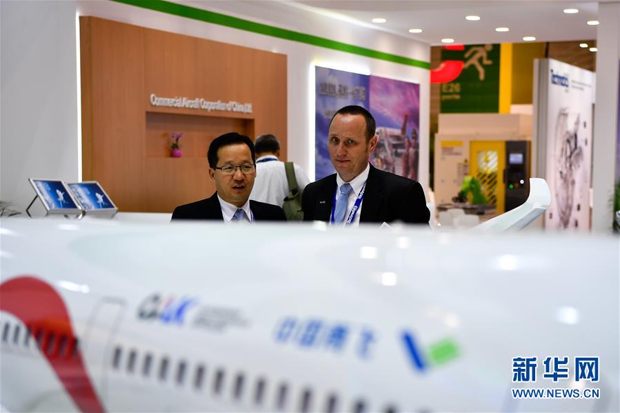 China exibe pela primeira vez disposi??o da cabine da aeronave de passageiros C929 no Show Aéreo de Paris