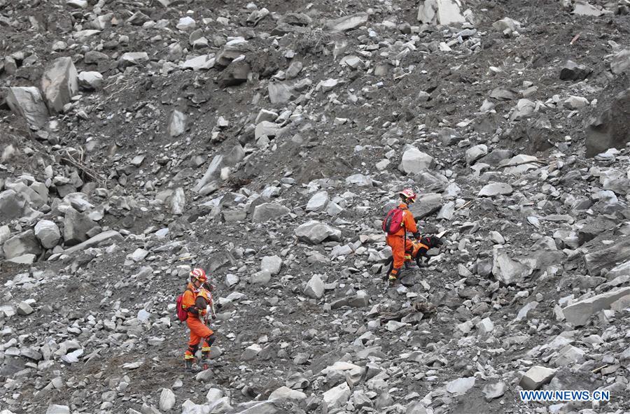 Deslizamento de terras em Sichuan soterra aldeia, 93 pessoas desaparecidas