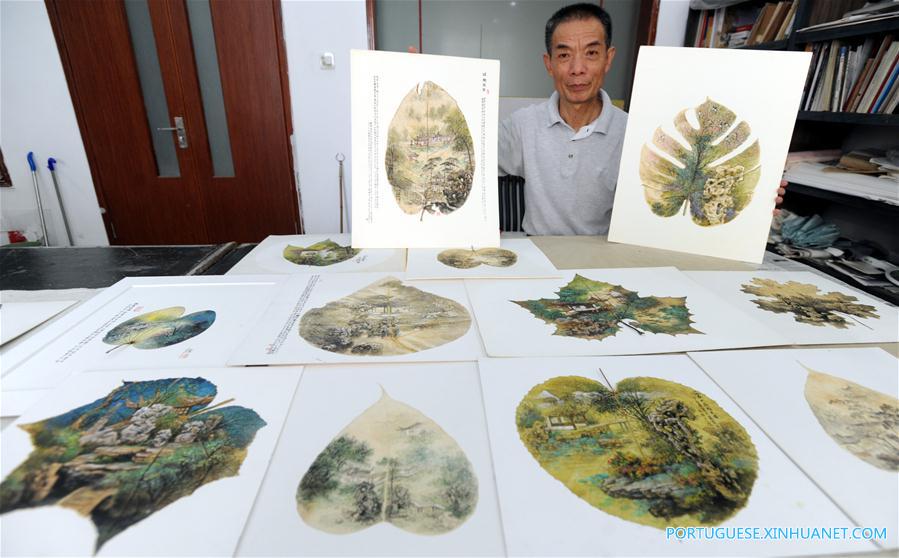 Artista folclórico exibe obras de impress?o em folhas de árvore em Suzhou no leste da China