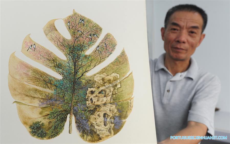 Artista folclórico exibe obras de impress?o em folhas de árvore em Suzhou no leste da China