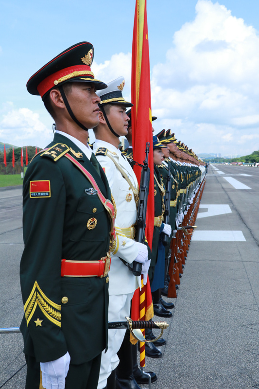 Presidente Xi inspeciona guarni??o do ELP em Hong Kong