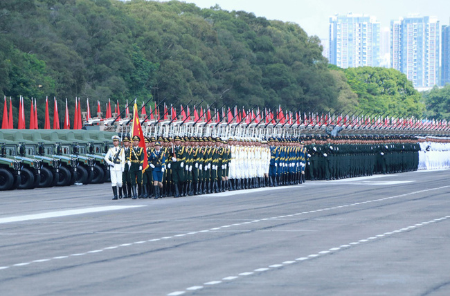 Presidente Xi inspeciona guarni??o do ELP em Hong Kong