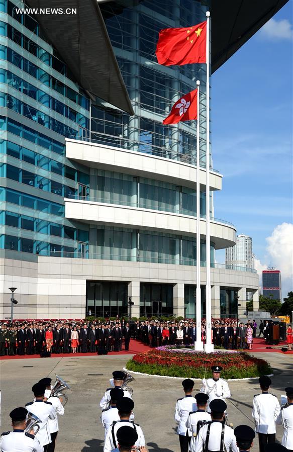 Hong Kong realiza cerim?nia de hasteamento da bandeira nacional para celebrar o 20o aniversário do retorno à China