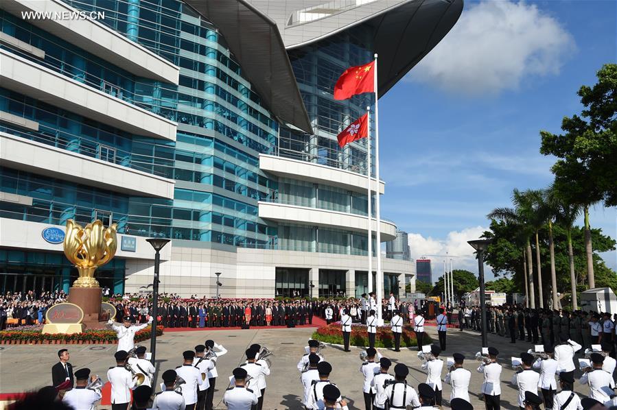 Hong Kong realiza cerim?nia de hasteamento da bandeira nacional para celebrar o 20o aniversário do retorno à China