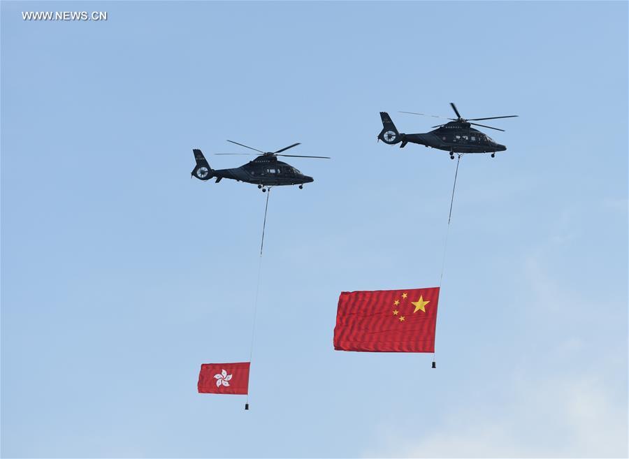 Hong Kong realiza cerim?nia de hasteamento da bandeira nacional para celebrar o 20o aniversário do retorno à China