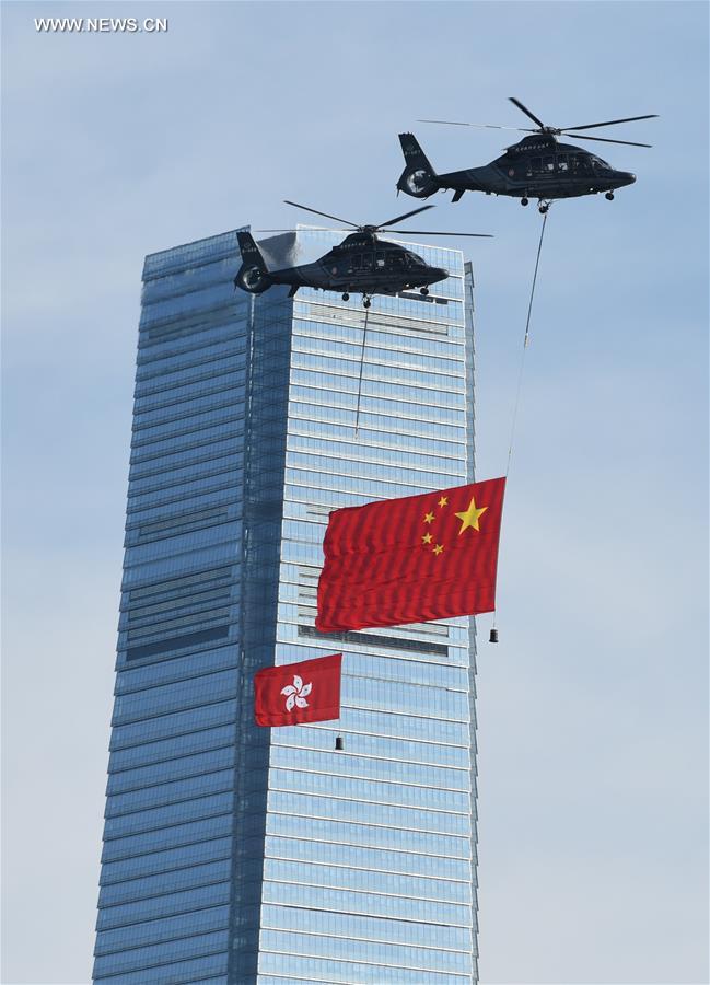 Hong Kong realiza cerim?nia de hasteamento da bandeira nacional para celebrar o 20o aniversário do retorno à China