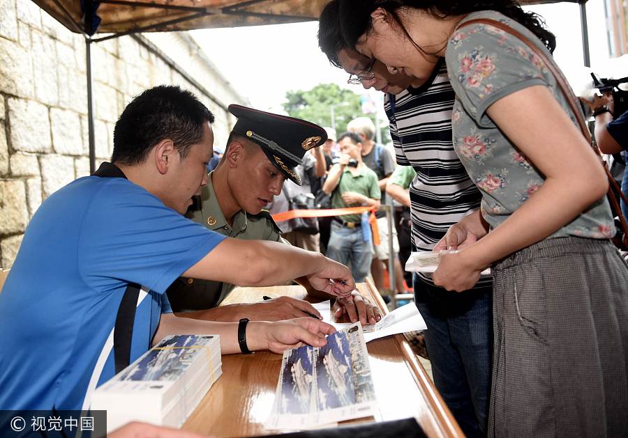 Habitantes de Hong Kong ansiosos pela atracagem do primeiro porta-avi?es chinês