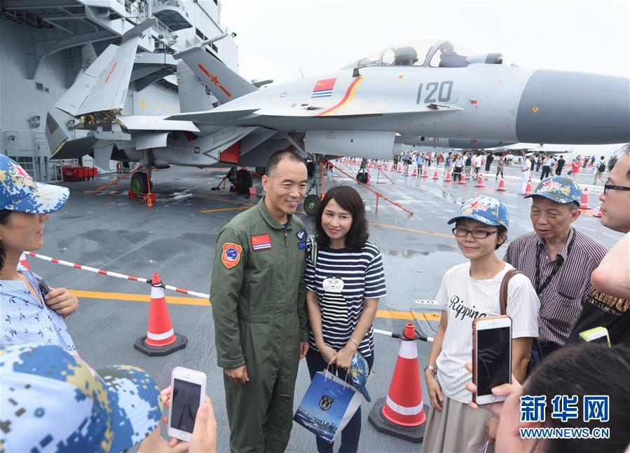 Porta-avi?es Liaoning aberto ao público em Hong Kong