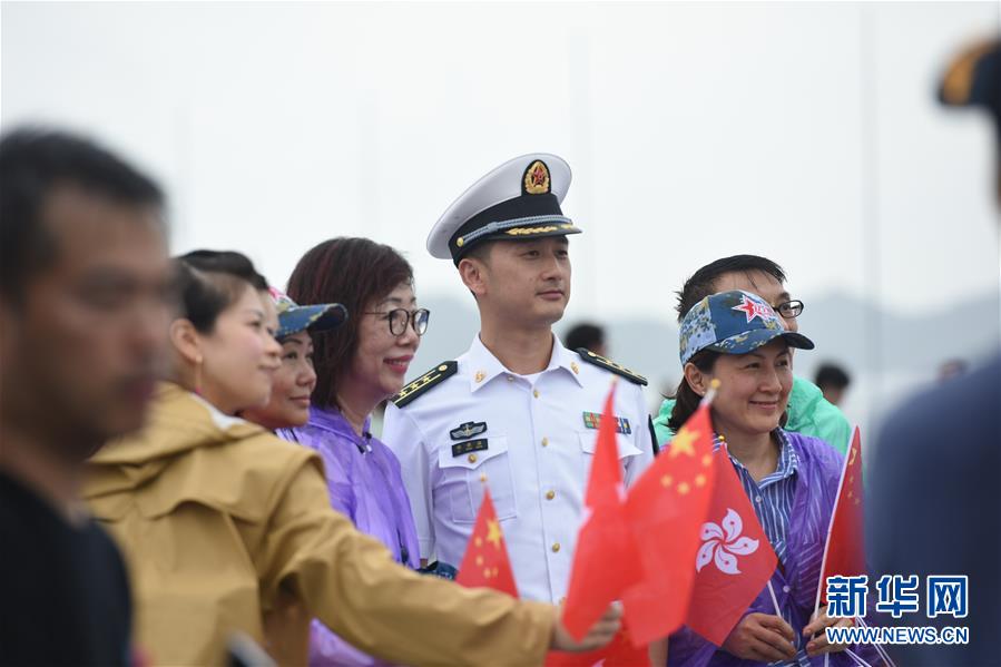 Porta-avi?es Liaoning aberto ao público em Hong Kong