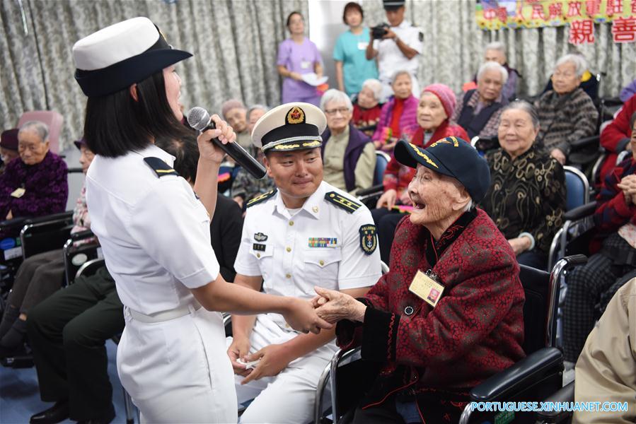 Soldados e oficiais do porta-avi?es Liaoning visitam idosos em Hong Kong