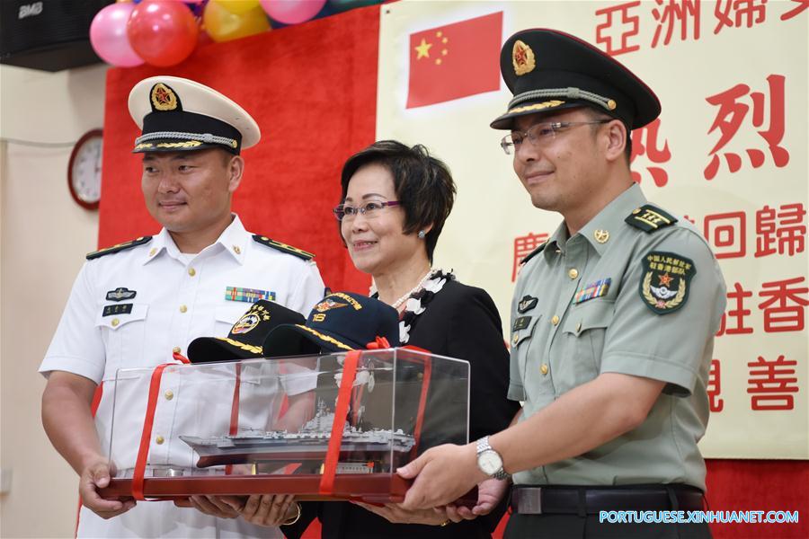 Soldados e oficiais do porta-avi?es Liaoning visitam idosos em Hong Kong