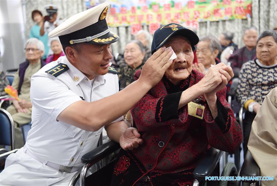 Soldados e oficiais do porta-avi?es Liaoning visitam idosos em Hong Kong