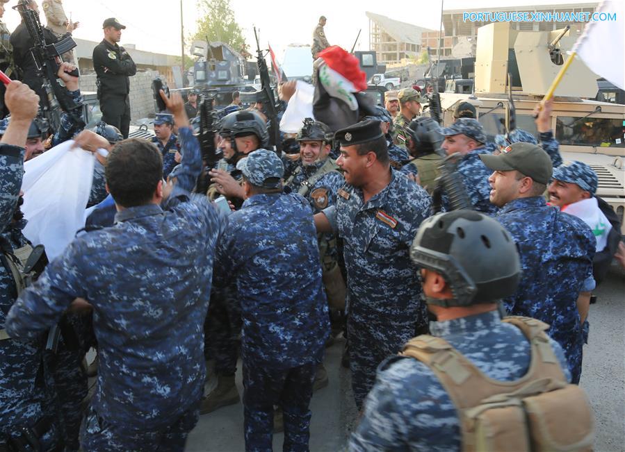 Iraquianos comemoram vitória histórica sobre o Estado Islamico em Mosul