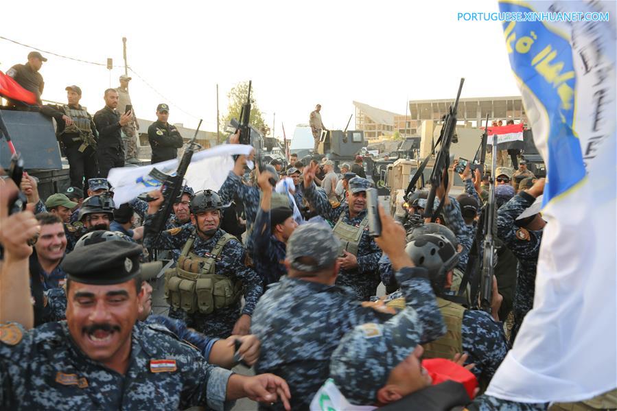 Iraquianos comemoram vitória histórica sobre o Estado Islamico em Mosul