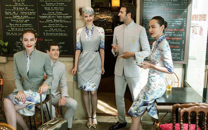 Novos uniformes para comissários de bordo da Hainan Airlines se tornam virais no exterior