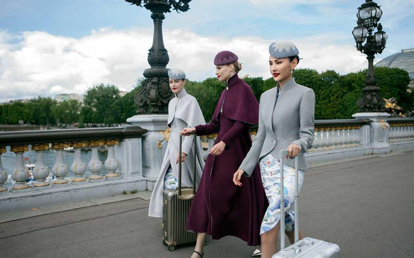 Novos uniformes para comissários de bordo da Hainan Airlines se tornam virais no exterior