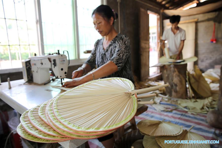 Alde?es produzem abanadores feitos de palmeira em Sichuan