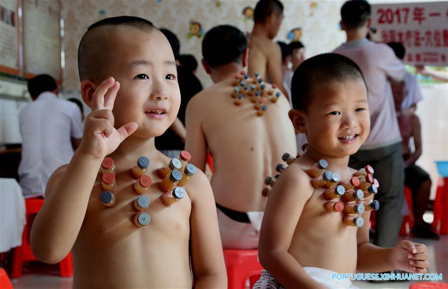 Chineses recorrem à medicina tradicional chinesa para prevenir doen?as em meio a onda de calor