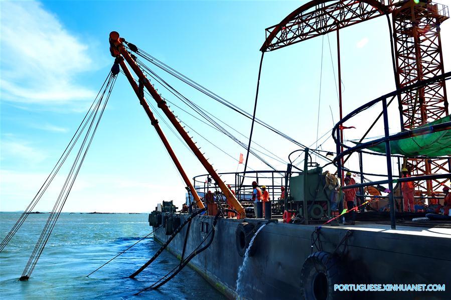 Linha de cabo submarino é instalada na Ilha Meizhou, no sudeste da China