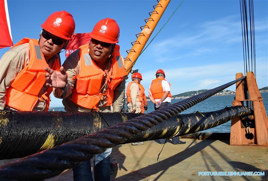 Linha de cabo submarino é instalada na Ilha Meizhou, no sudeste da China