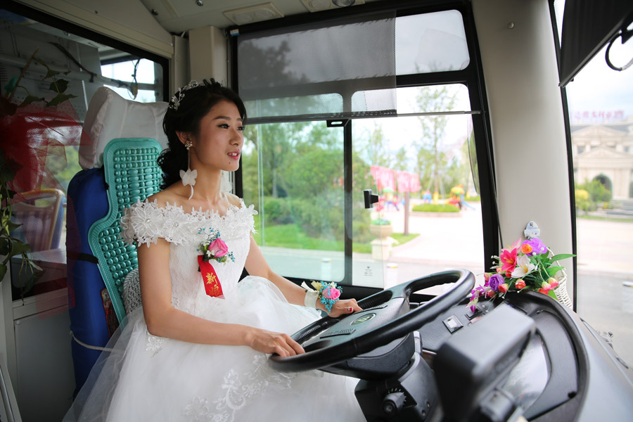 Insólito: noiva chinesa dirige ?nibus para o casamento