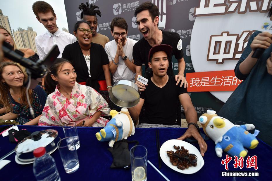 Insólito: Estrangeiros provam “culinária obscura” na China