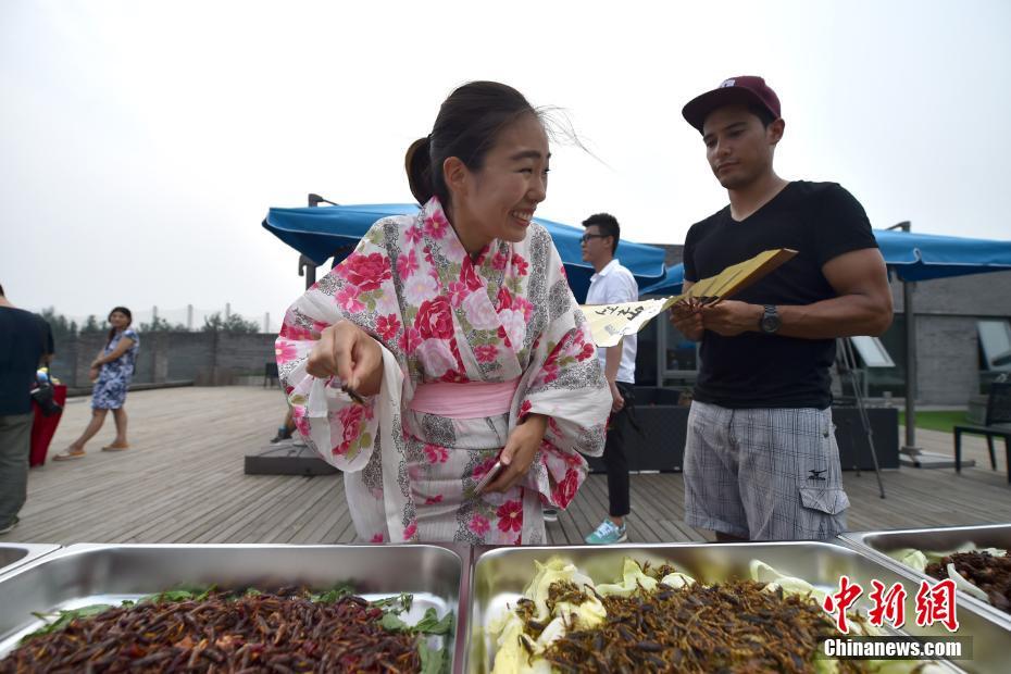 Insólito: Estrangeiros provam “culinária obscura” na China