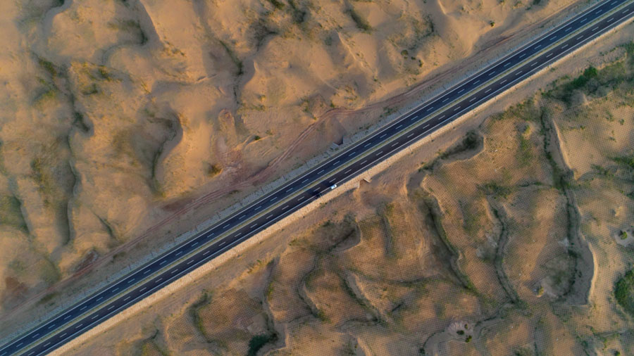 China completa sec??es da autoestrada Beijing-Xinjiang no deserto