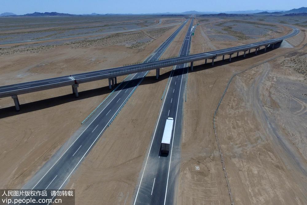 China completa sec??es da autoestrada Beijing-Xinjiang no deserto