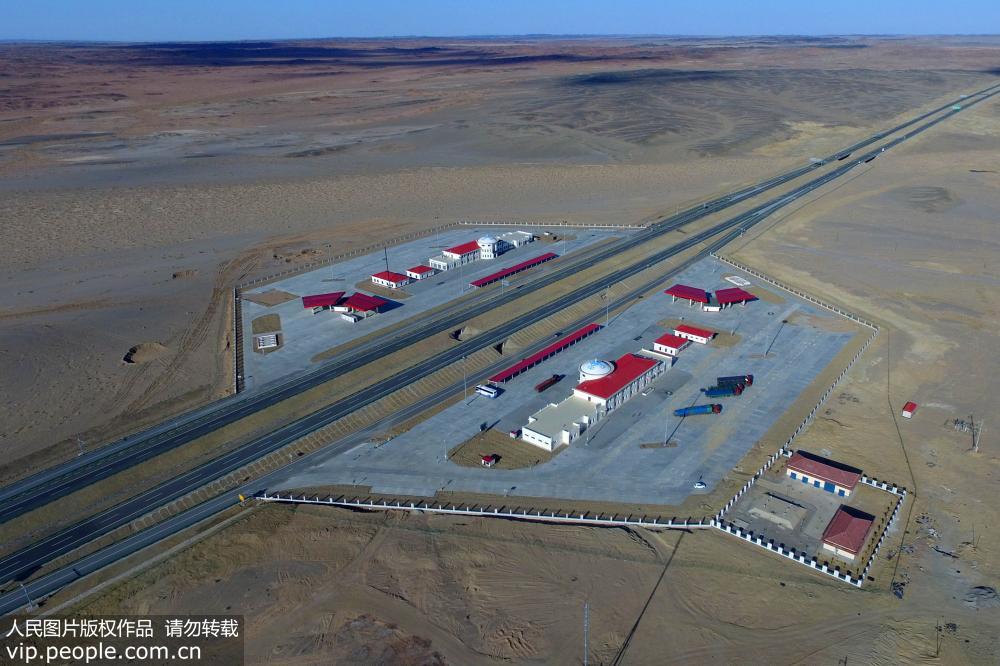 China completa sec??es da autoestrada Beijing-Xinjiang no deserto