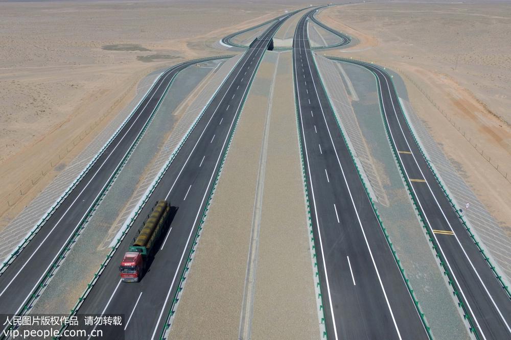 China completa sec??es da autoestrada Beijing-Xinjiang no deserto