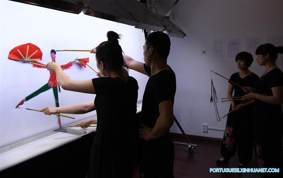 Herdeiro do teatro de sombras combina formas artísticas chinesas e ocidentais